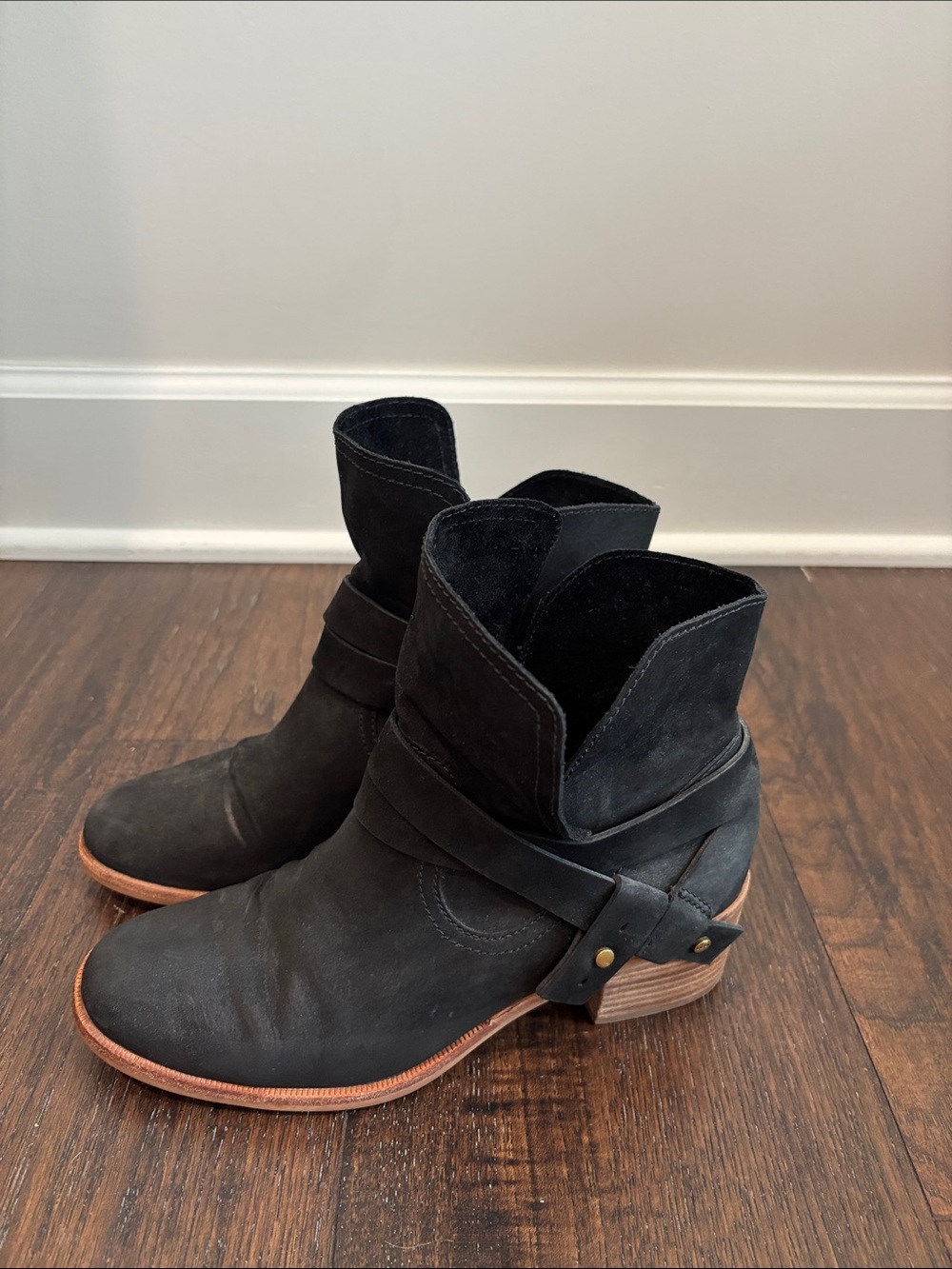 UGG Elora Black Suede Learher Ankle Booties 9
